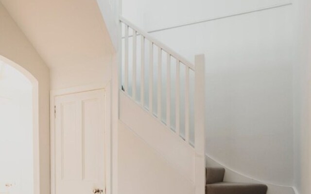 Beautiful 3 Bedroom Georgian Townhouse With Parking