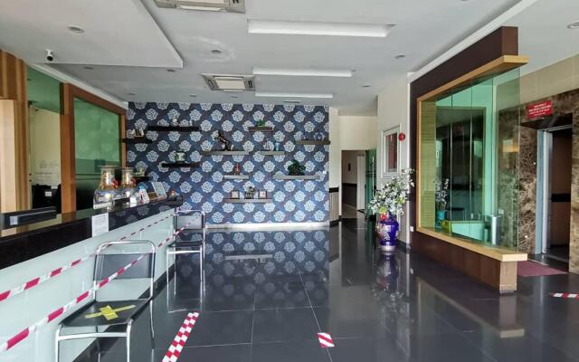 Grand Eastern Hotel Sdn Bhd ( 877519-A )