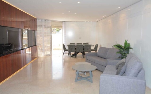 Renovated White 3BD next to Beach - Pool