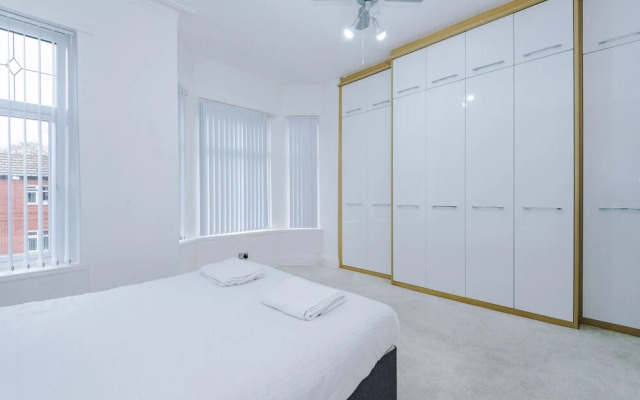 The Seedley 4 Bedroom House - Salford