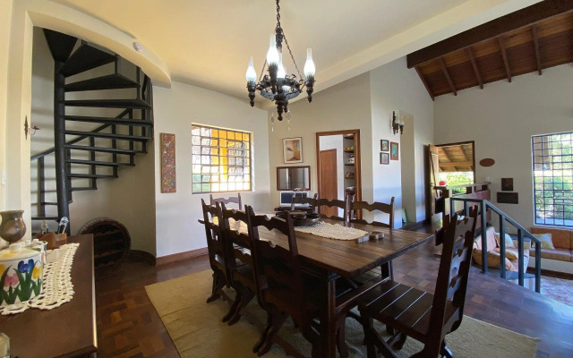 Casa com forno de pizza e vista para as montanhas