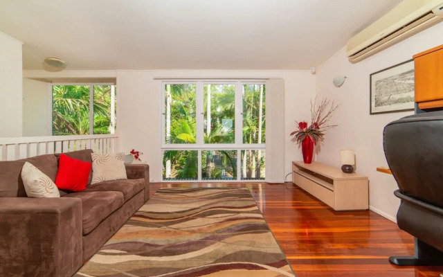Breezy 4 Bedroom Queenslander in Balmoral