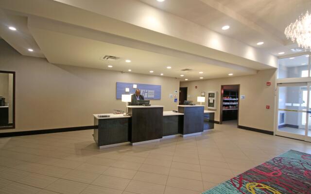 Holiday Inn Express & Suites Charlotte North, an IHG Hotel