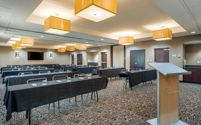 Cambria Hotel Akron - Canton Airport