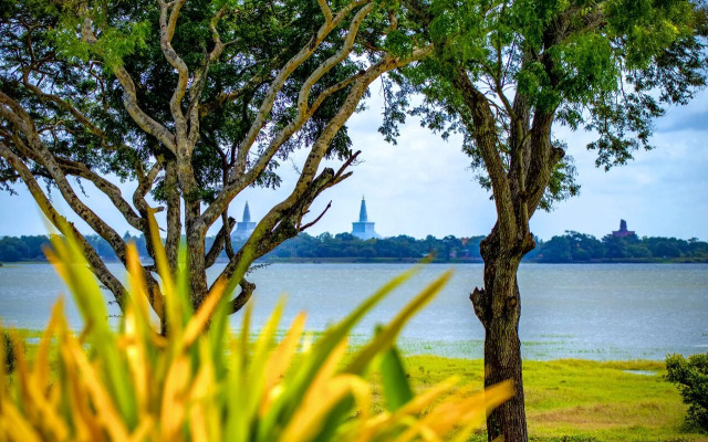 The Lake Forest Hotel