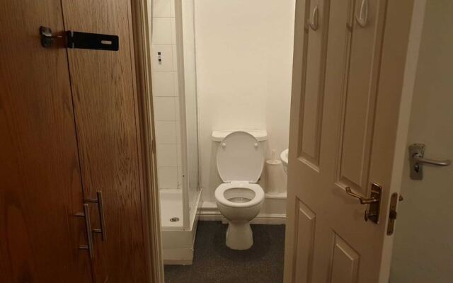 2 Bed Apartment B70 off M6 With Free Parking