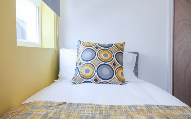 Cosy Home Near Station, Parking, Netflix, Sleeps 5