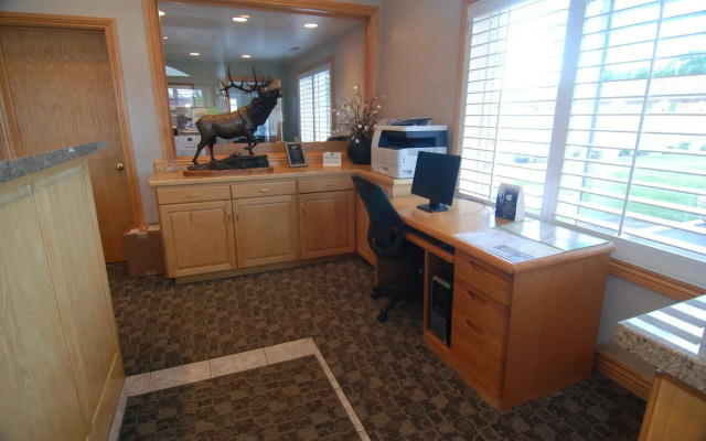 Econo Lodge Inn & Suites