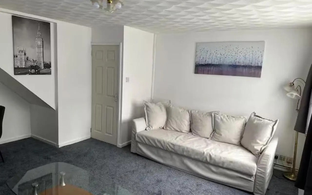 3-bed City Retreat - Sleeps 7, Garden & Parking