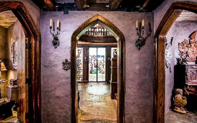 HIGHLANDS CASTLE overlooking Lake George.. plus 2 other Castles!