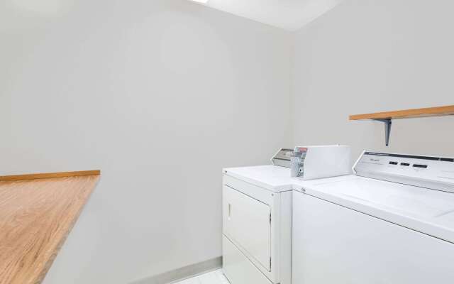 Super 8 by Wyndham Watertown