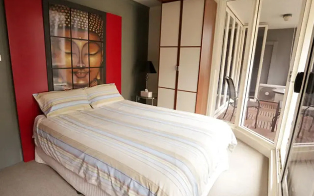 Sydney CBD 2 Bedroom Apartment with Balcony