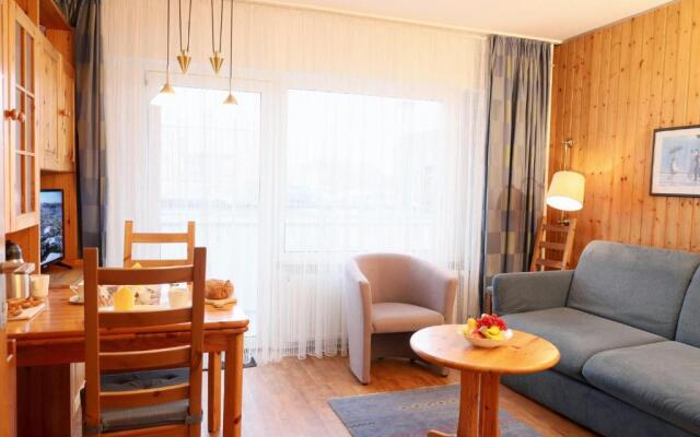 Freundliches 2-Zimmer-Appartement mit Kieferneinrichtung und einem Balkon.