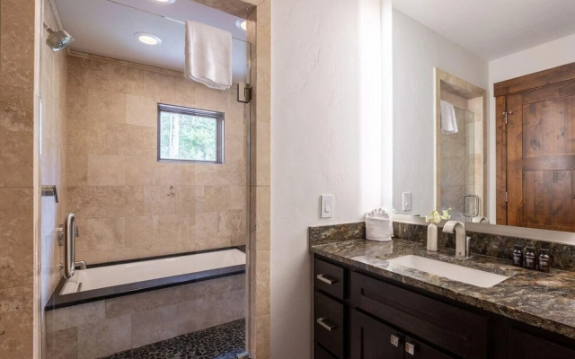 Dillon - Private Mountain Home w Hot Tub w Views & Shuffleboard!