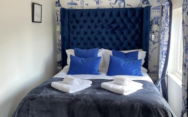 Cosy Lodge With Private Hot Tub in Tottergill Farm