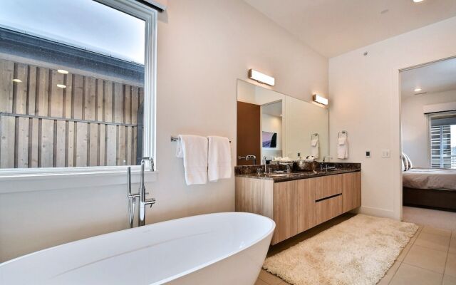 Ski-in/ski-out Elegant 5br/6ba 5 Bedroom Townhouse by Redawning