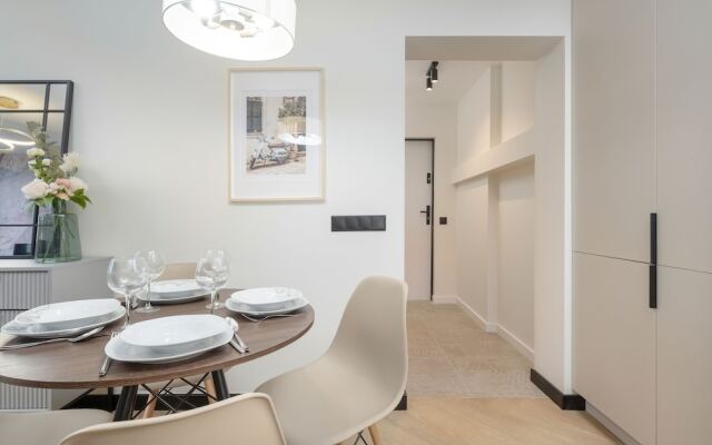 Zielińskiego Apartment by Renters
