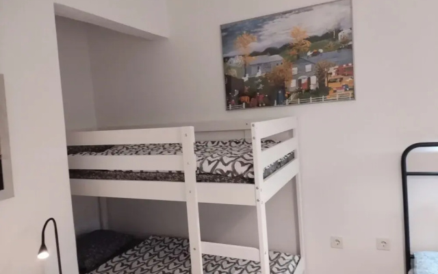 Center Apartment-sleeps5-balcony-live Neighborhood