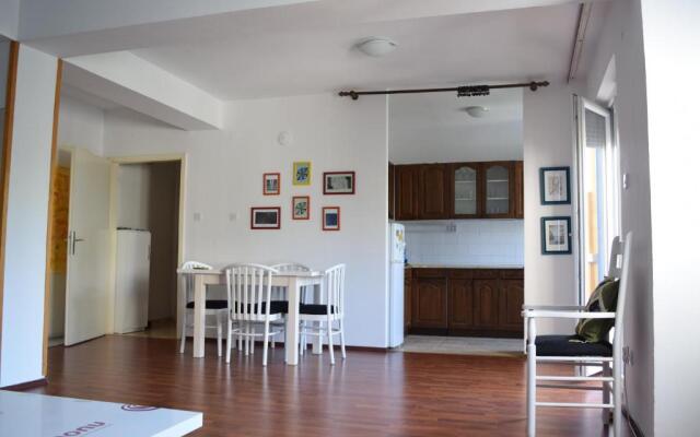 Two bedroom apartment near centre