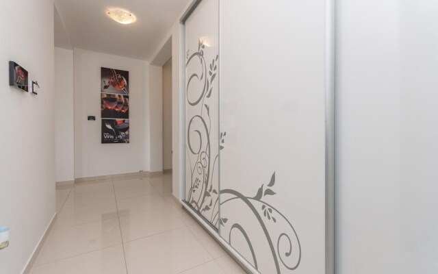 Beautiful Home in Zaton With Wifi and 6 Bedrooms