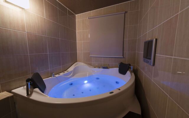 alo alo - Adults Only