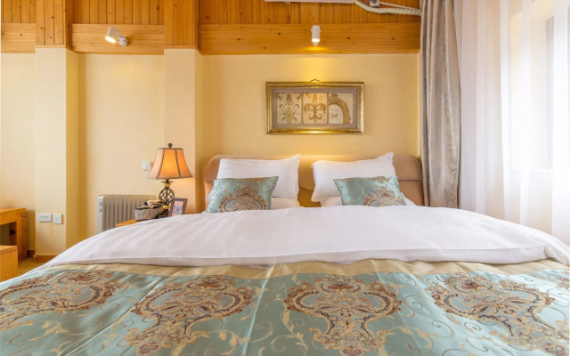 C'est La Vie Boutique Inn