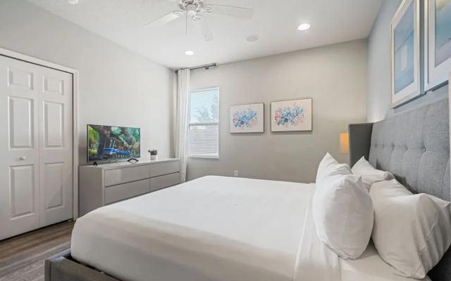 Spacious Home w/ Private Pool/spa! Sleeps 21