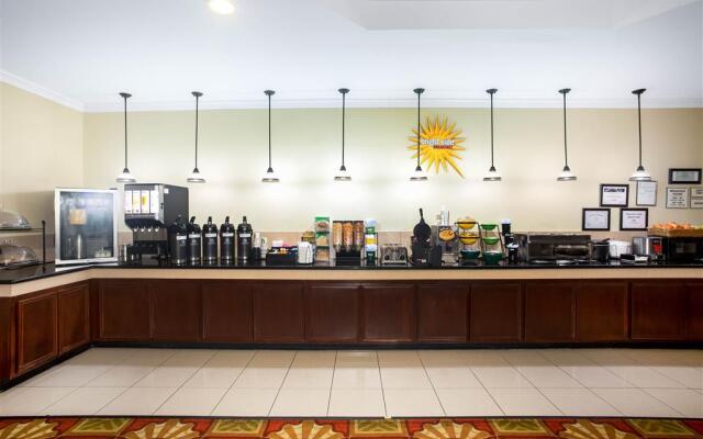 La Quinta Inn & Suites by Wyndham Columbus TX