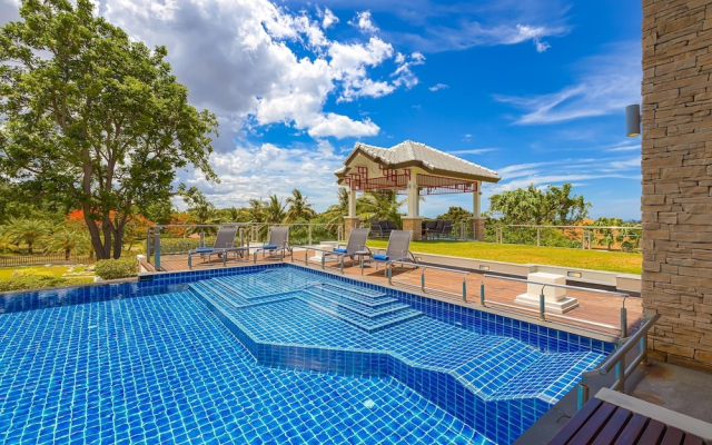 Luxury Mansion 6 BR on Golf Course JB