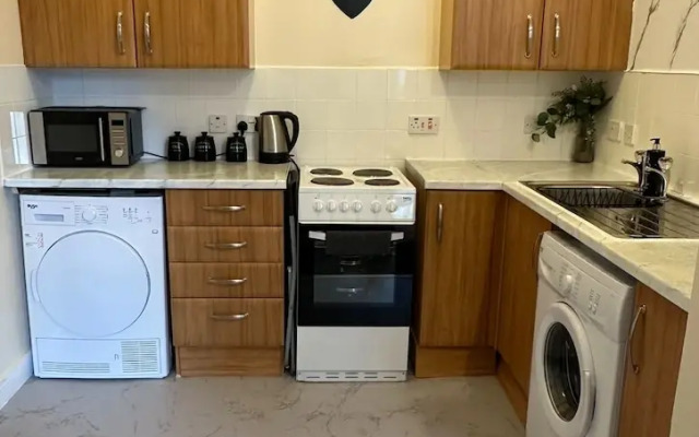 Central Glasgow Apartment - Sleeps 2 & Kitchen