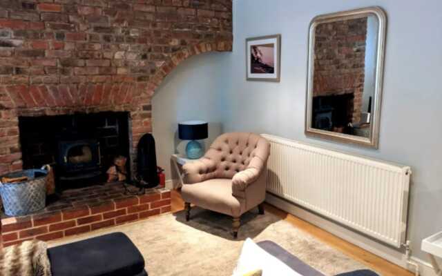 Contemporary 2 Bedroom Cosy Cottage