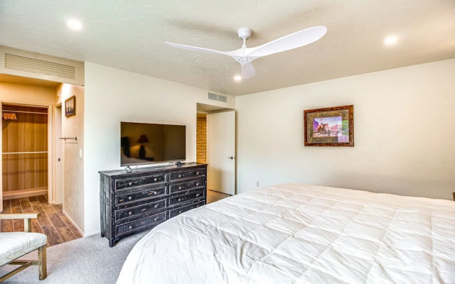 Tucson Townhome w/ Mountain View, Pool Access!