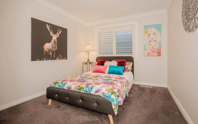 Cozy Cottage with Kitchen & Patio – Guest Rooms – Tamworth