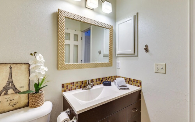 Cozy Fayetteville Vacation Rental Near Campus!