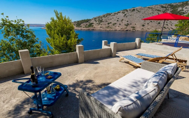 Sunny Beachfront Jablanac Apartments