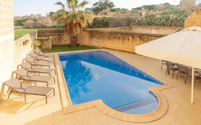 Centre Island Gozitan Farmhouse & Pool