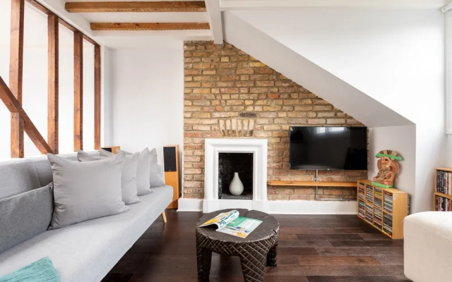 Bright Maida Vale Apartment