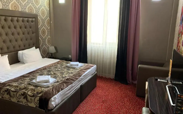 DeLuxe Plaza (Делюкс Плаза)