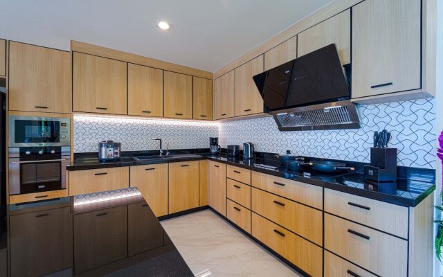 Luxury 5 Bedroom Villa nr to Beach - SRS