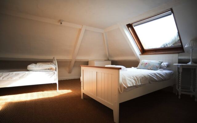 Manor House Moreton - Entire Holiday Home