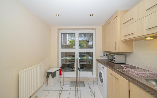 SLEEP 8  Morden 4bed TOWNHOUSE NEXT TO BRIGHTON STATION