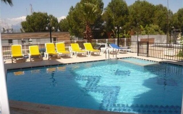 Status Hotel