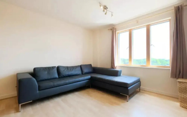 Bright and Spacious 2-bedroom Flat, Sleeps 4