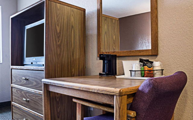 Bison Inn & Suites on University