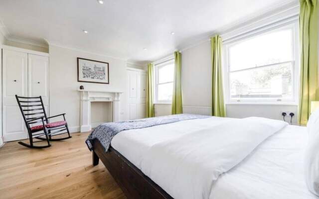 Spacious, Charming 3bd W/Balcony in Kennington