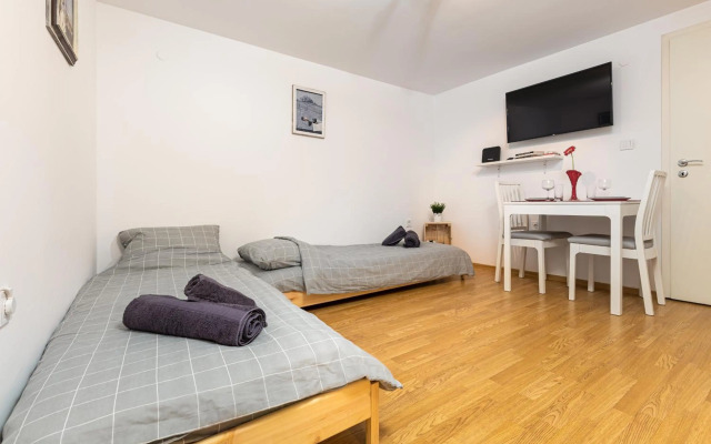 Peaceful Riverside Studio with Garage & private Patio Garden Center