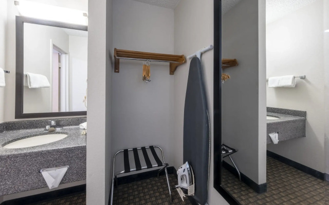 HomeTown Inn by Red Roof East Syracuse