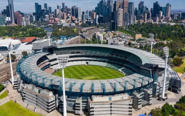 Luxe 2BR Retreat POOL, GYM & PARKING South Yarra