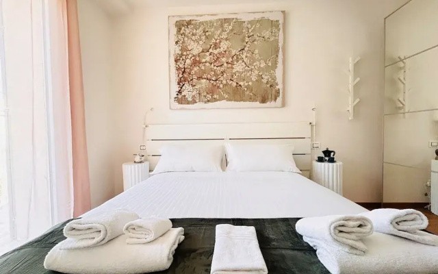 Moderno Bilocale con Terrazzo e Parcheggio