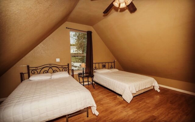 River Rd. Treehouses- Mockingbird Lodge